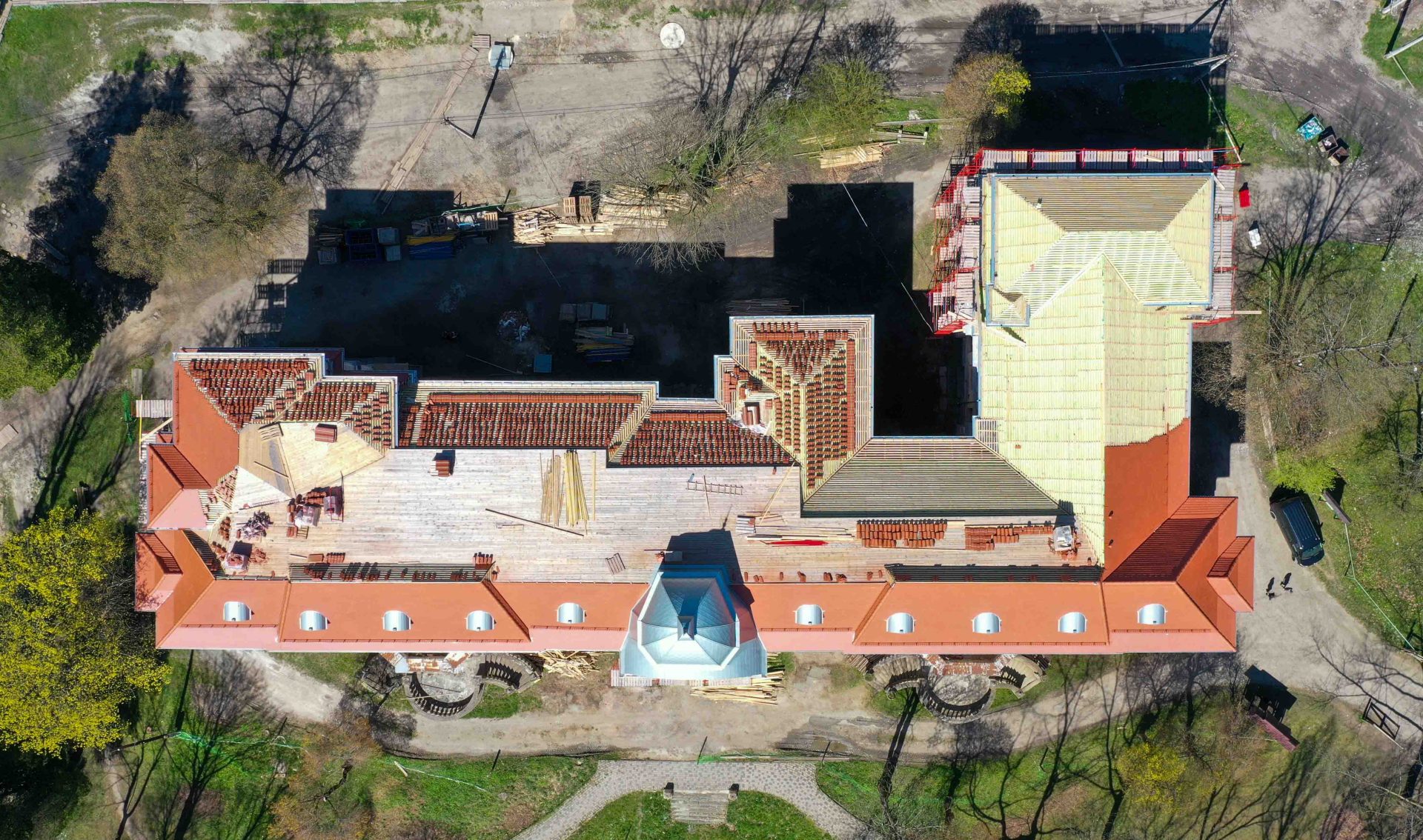 1547With 55 thousand traditional tiles in place, the Gredel’s Palace roof restoration is complete