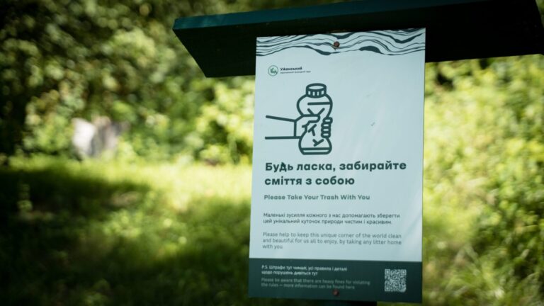 ​​«Пояснення працює краще, ніж заборона»: у Карпатах встановлюють нові превентивні знаки