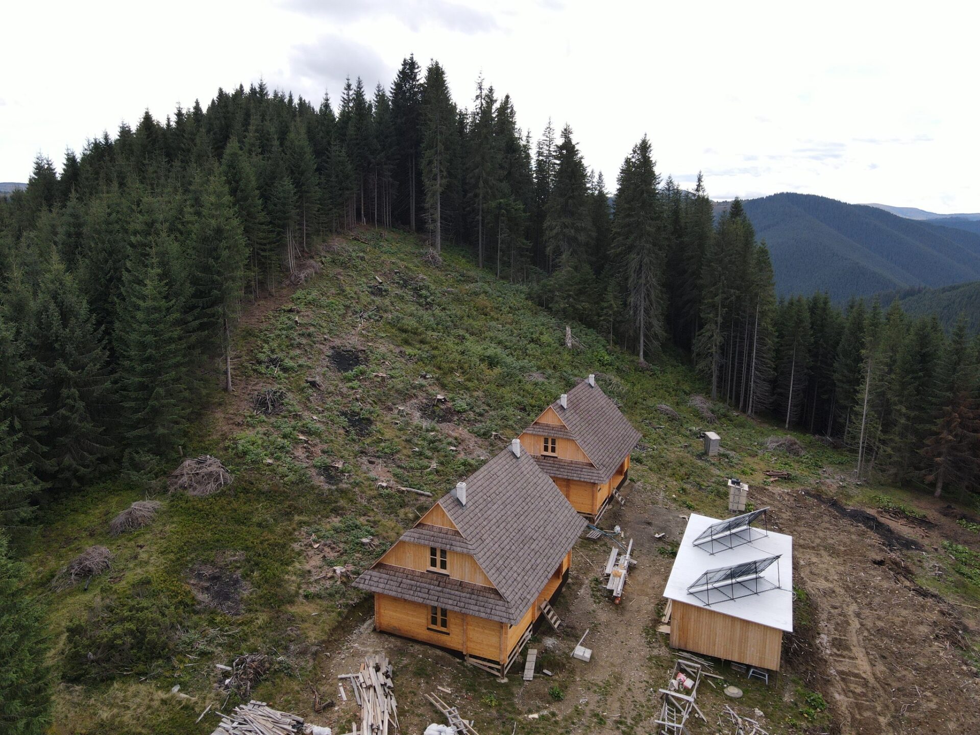 2504Шість будинків у високогір’ї