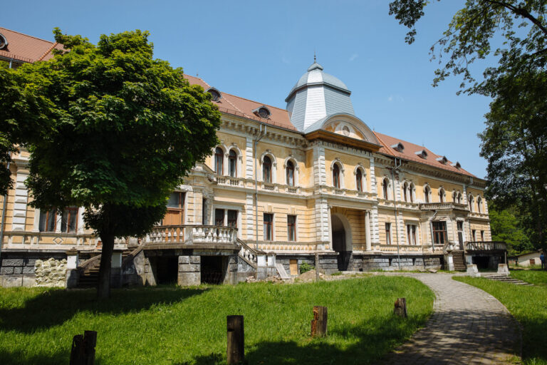 #8 «Інфраструктура має бути гідною природи»: як ФЗТ відновлює будівлі українських нацпарків